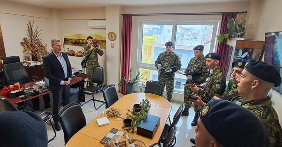 Κάλαντα των Χριστουγέννων στον Δήμαρχο Σπάρτης Μιχάλη Βακαλόπουλο