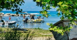 Επιμένει σήμερα ο καύσωνας, βουτιά της θερμοκρασίας αύριο – Συναγερμός για τους θυελλώδεις ανέμους