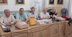 Παράδοση απινιδωτή και εκπαιδευτικού εξοπλισμού σε φορείς διάσωσης της Τρίπολης από την Περιφέρεια Πελοποννήσου