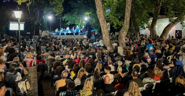 Ενημέρωση κοινού για τη μεγάλη συναυλία του Βαγγέλη και της Στέλλας Κονιτοπούλου στη Μαγούλα