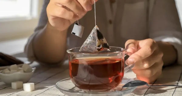 Το σακουλάκι από το τσάι απελευθερώνει δισεκατομμύρια μικροπλαστικά στο σώμα μας