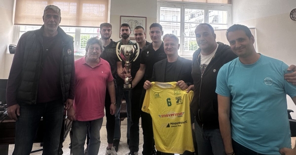 Η Καλαμάτα ’80 με το τρόπαιο της πρωταθλήτριας στον Περιφερειάρχη Δημήτρη Πτωχό