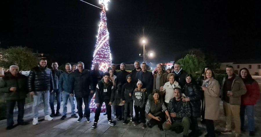 Με μουσική και κρασί η φωταγώγηση του Χριστουγεννιάτικου δέντρου στη Μαγούλα