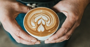 Τέσσερις κούπες καφέ μπορεί να κρύβουν περισσότερα οφέλη από όσα νομίζουμε