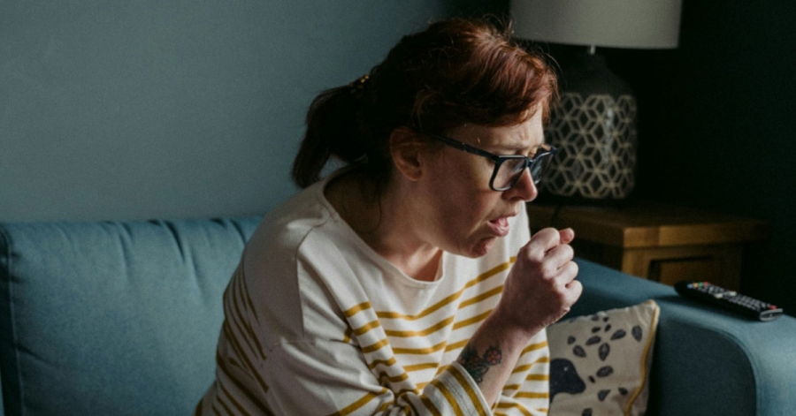 Οι 6 καλύτερες φυσικές θεραπείες για τον βήχα – Τι προτείνουν οι ειδικοί