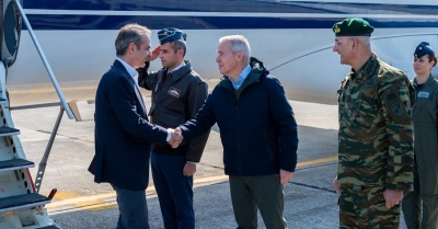 Μητσοτάκης και Δαβάκης στην 110 Πτέρυγα Μάχης στη Λάρισα