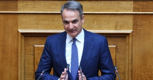 Μητσοτάκης στη Βουλή: «Η ακρίβεια είναι η πρώτη προτεραιότητα – Στοχευμένα μέτρα αντί για οριζόντιες μειώσεις ΦΠΑ»