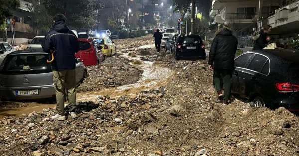 Κακοκαιρία: Εικόνες καταστροφής στη Γλυφάδα - Βράχια στους δρόμους και ορμητικοί χείμαρροι