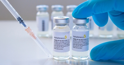 AstraZeneca: Παραδέχθηκε ότι το εμβόλιο κατά της Covid θα μπορούσε να προκαλέσει σπάνιες θρομβώσεις