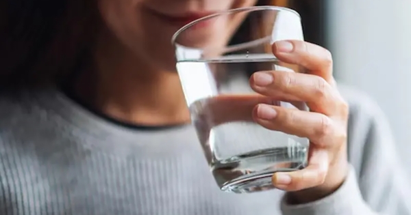 Τελικά πόσα ποτήρια νερό πρέπει να πίνουμε τον χειμώνα;