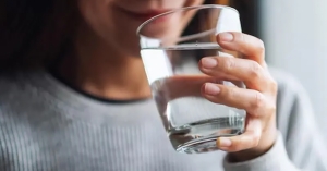 Τελικά πόσα ποτήρια νερό πρέπει να πίνουμε τον χειμώνα;