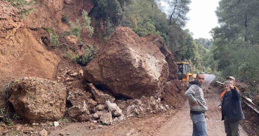 Κατολίσθηση στον οδικό άξονα Τρίπολης – Πύργου | Άμεση κινητοποίηση της Περιφέρειας για την αποκατάσταση της κυκλοφορίας