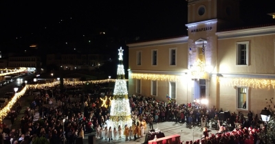 Γράφει ο Λάμπρος Λαμπρόπουλος | Ο Χριστουγεννιάτικος Στολισμός που Μεταμορφώνει τις Πόλεις – Και τις Ζωές μας