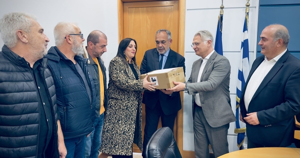 Παράδοση απινιδωτών από τον Περιφερειάρχη Πελοποννήσου Δημήτρη Πτωχό