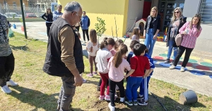 Δράση δενδροφύτευσης για μικρούς και μεγάλους στο 12ο Νηπιαγωγείο Σπάρτης