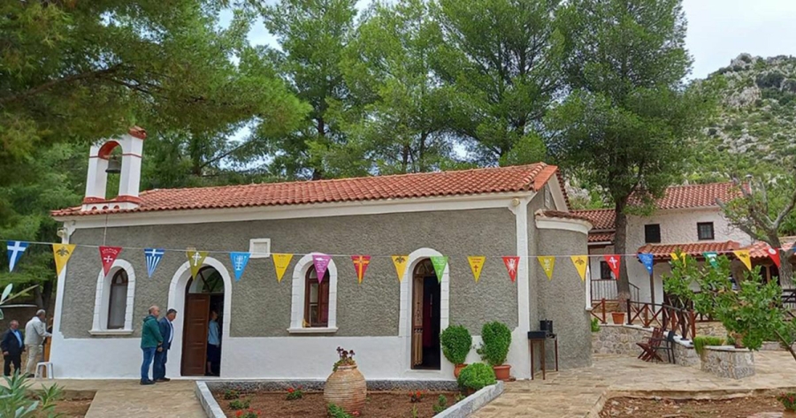 Πανηγυρική Αρχιερατική Θ. Λειτουργία στην Ι.Μ. Αγ. Ιωάννη Θεολόγου Χάρακα – Εξάμηνο μνημόσυνο Αρχ. Γερασίμου Πετρολέκα
