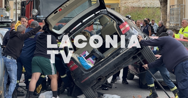 Τροχαίο στη Σπάρτη: Όχημα καρφώθηκε σε σταθμευμένο αυτοκίνητο (video)