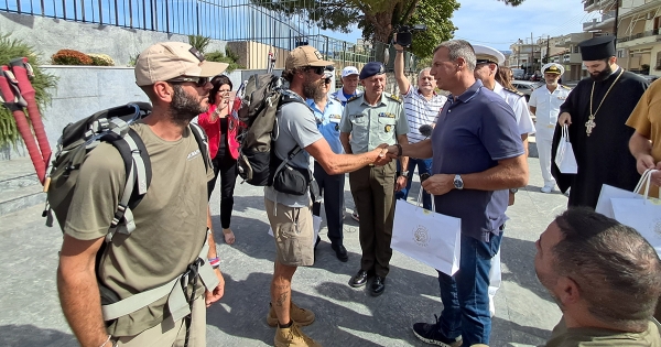 Στον ανδριάντα του βασιλιά Λεωνίδα οι Γάλλοι τραυματίες στρατιωτικοί – Διένυσαν την απόσταση των 300 χλμ. από τις  Θερμοπύλες