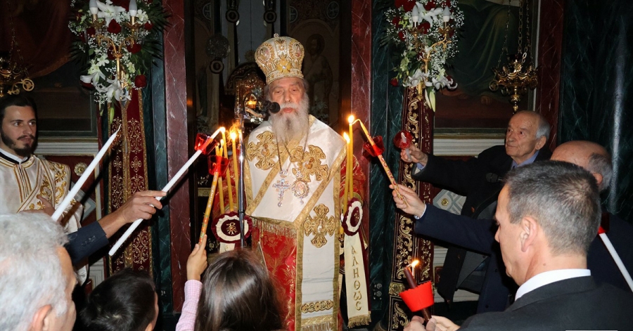 Με λαμπρότητα η ακολουθία της Αναστάσεως στον Μητροπολιτικό Ναό Ευαγγελιστρίας