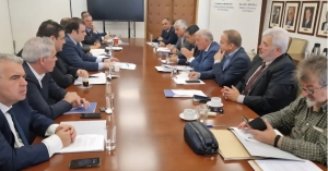 ΚΕΔΕ: Με άδεια χέρια έφυγαν οι δήμαρχοι από το υπουργείο Οικονομικών - Πήραν «δώρο» τα έσοδα από τις ομπρέλες