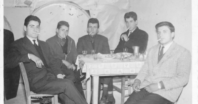 Γράφει ο Β. Μητράκος: Μία παρέα στου Τσούση - Καλώς ήρθε το δολάριο