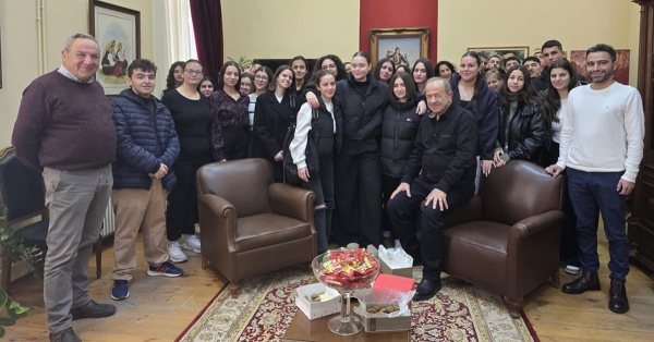 Χριστουγεννιάτικα κάλαντα στο Δημαρχείο από τους μαθητές του Ενιαίου λυκείου Γυθείου