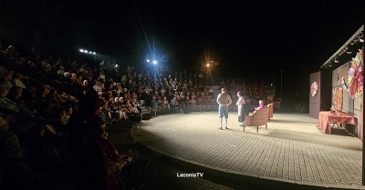 Με τούρτα και χαμόγελα το 10ο Πανελλήνιο Φεστιβάλ Ερασιτεχνικού Θεάτρου Δήμου Μονεμβασίας