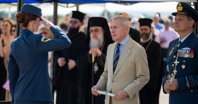 Απονομή πτυχίων από τον Θ. Δαβάκη στην Ορκωμοσία Νέων Σμηνιών και Λοχιών στη ΣΜΥΑ