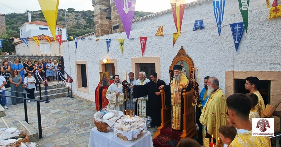 Πλήθος πιστών στον πανηγυρικό Αρχιερατικό Εσπερινό στην Αγία Κυριακή Μονεμβασίας