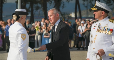 Απονομή πτυχίων από τον Θ. Δαβάκη στην Ορκωμοσία Νέων Κελευστών και Λοχιών στη ΣΜΥΝ