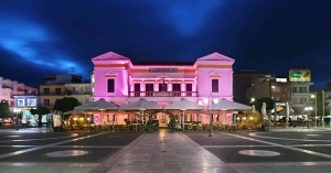 Φωταγώγηση του Δημαρχείου Σπάρτης, με το ροζ χρώμα του Καρκίνου του Μαστού