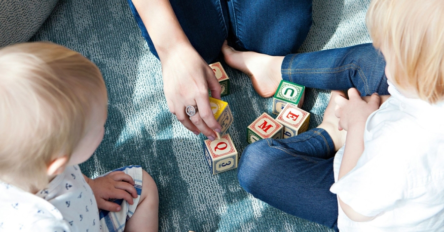 Νταντάδες της Γειτονιάς: Ξεκινούν οι αιτήσεις για voucher έως €500 - Προϋποθέσεις και δικαιούχοι