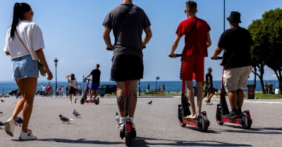 Χρυσοχοΐδης για πατίνια: «Πάμε σε πλήρη απαγόρευση για ανηλίκους - Υποχρεωτική ασφάλιση»