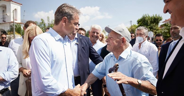 Ο Κυριάκος Μητσοτάκης συναντά τους πολίτες στον νομό Λακωνίας