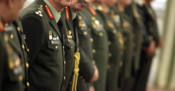 Έκτακτες κρίσεις ανωτάτων αξιωματικών των Ενόπλων Δυνάμεων: Ποιοι μένουν, ποιοι προάγονται και ποιοι αποστρατεύονται